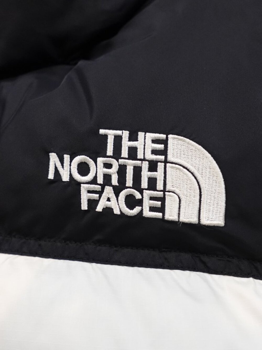 The North Face 1996 Retro Nuptse Jacket Women’s Medium White Black 700 Down - Picture 2 of 16